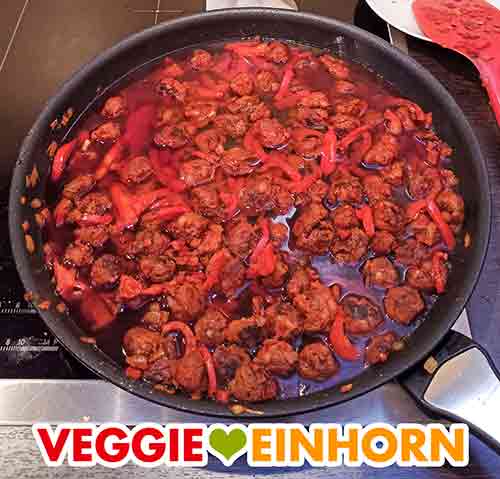 Pfanne mit Zutaten für Gulasch, Rotwein und Wasser Gulasch Zutaten in der Pfanne mit Wein und Wasser