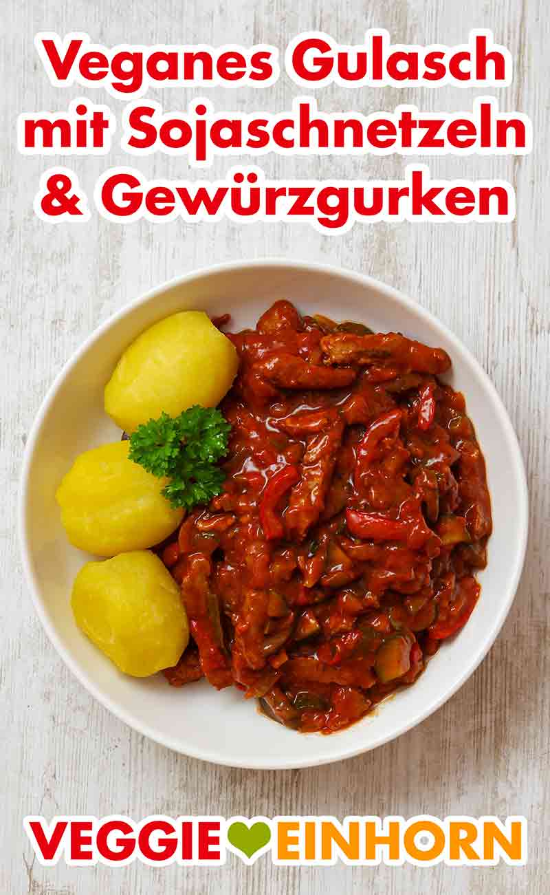 Das Gulasch mit Sojaschnetzeln und Gewürzgurken serviert mit Kartoffeln. Veganes Gulasch mit Sojaschnetzeln und Gewürzgurken auf einem Teller mit Kartoffeln