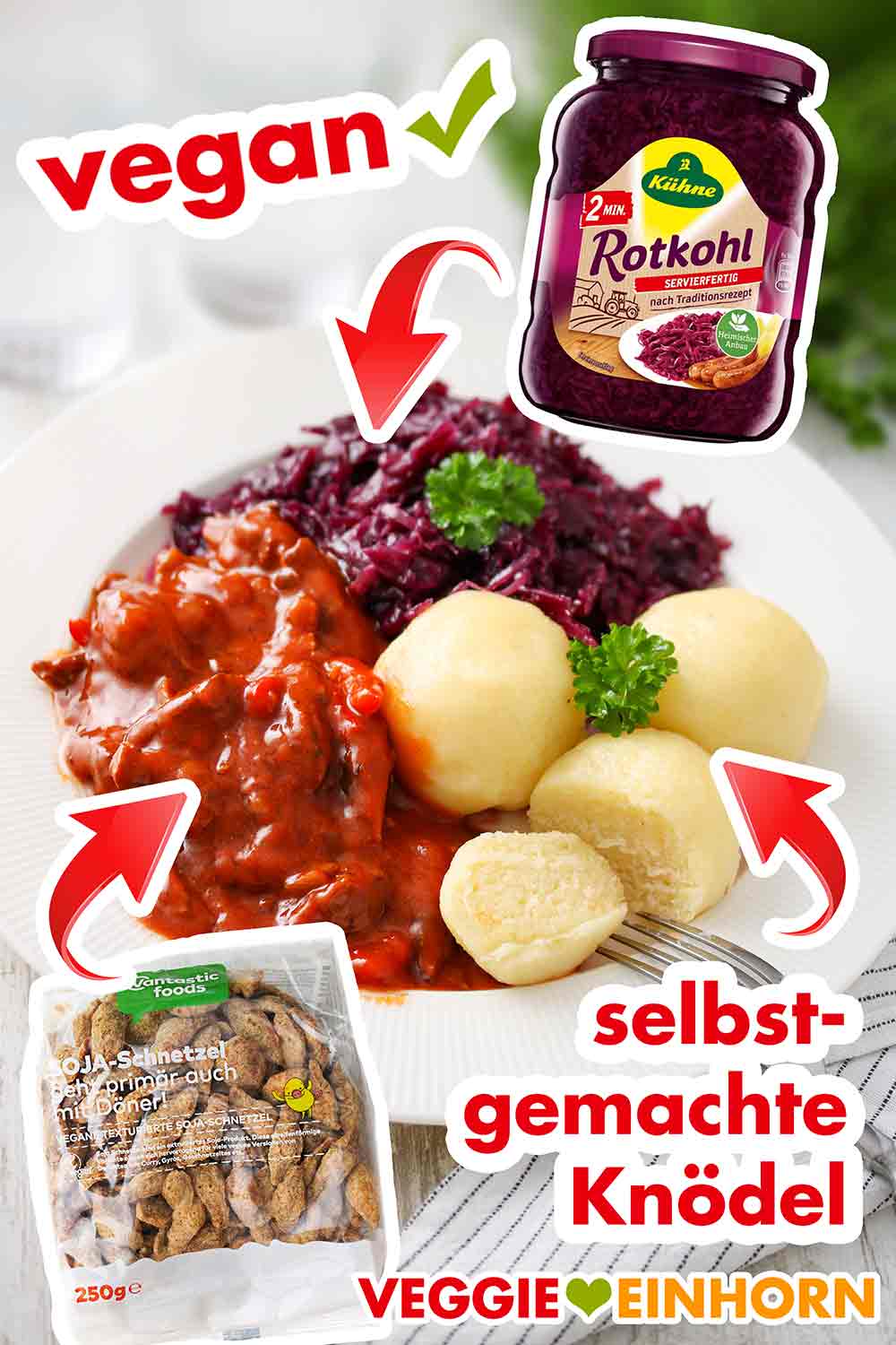 Ein Teller mit veganem Gulasch, Knödeln und Rotkohl Vegetarisches Gulasch, Kartoffelklöße und Rotkraut auf einem Teller