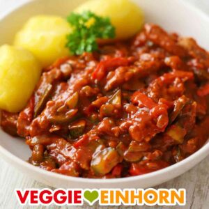 Veganes Gulasch mit Gewürzgurken und Sojaschnetzeln
