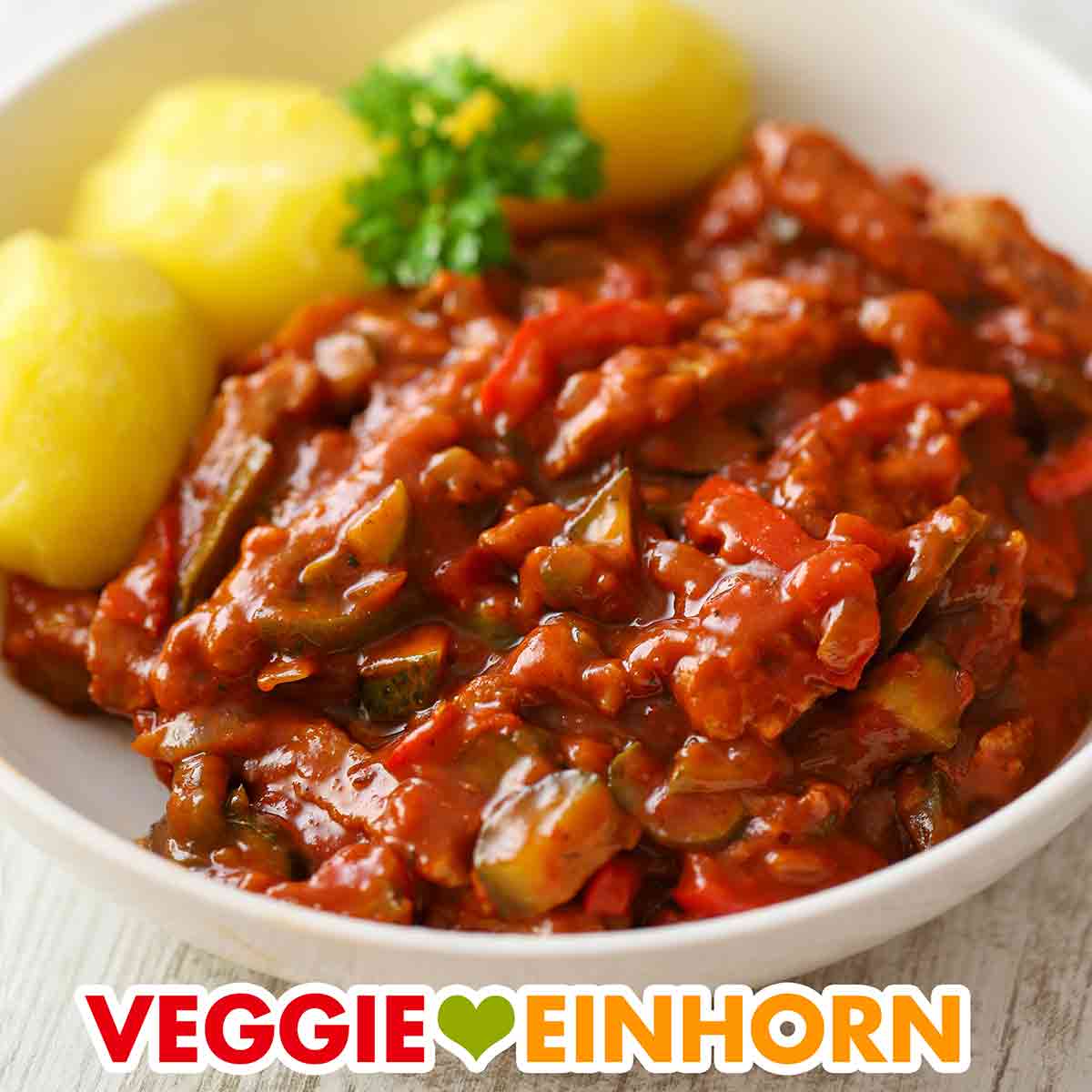 Veganes Gulasch mit Gewürzgurken und Sojaschnetzeln