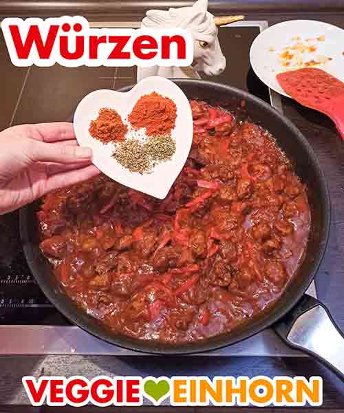 Würzen des vegetarischen Gulasch Das vegane Gulasch wird gewürzt