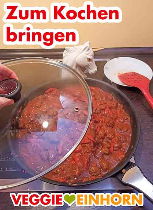 Das vegane Gulasch wird mit Deckel zum Kochen gebracht Das vegetarische Gulasch mit Deckel zum Kochen bringen
