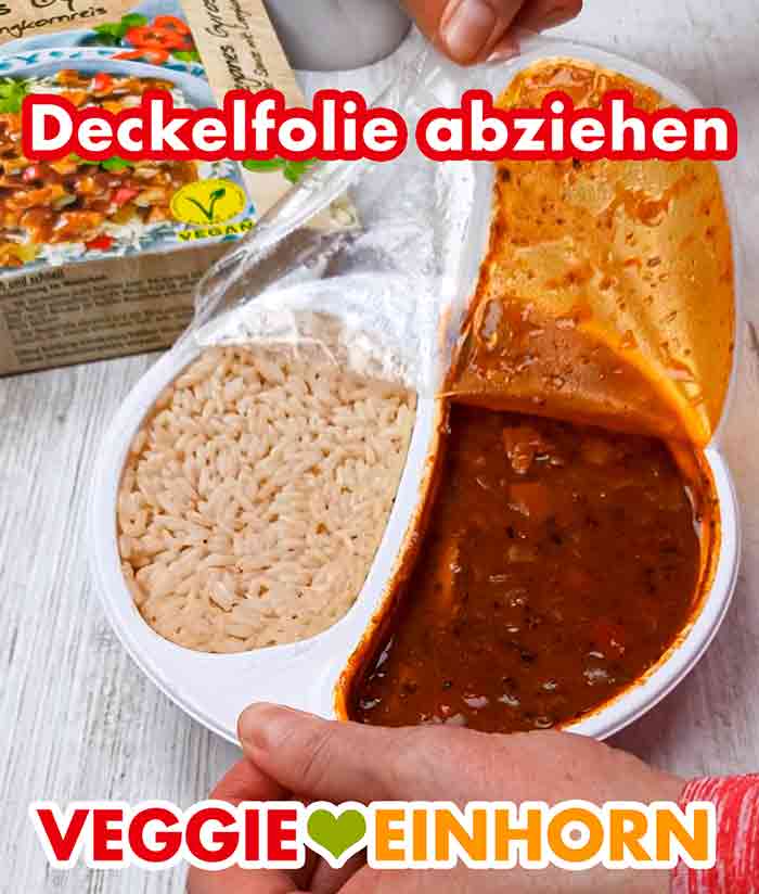 Abziehen der Deckelfolie vom Fertiggericht. Die Folie wird von der Menüschale abgezogen.