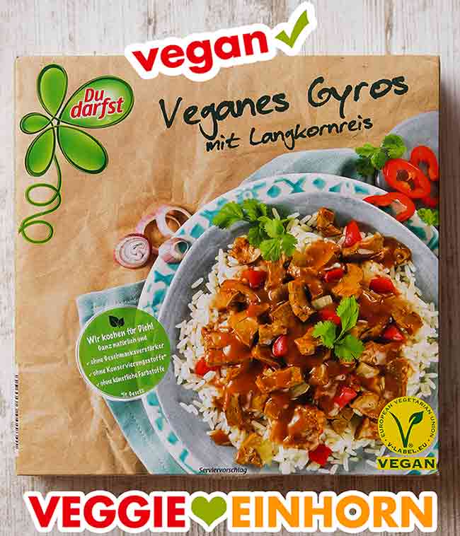 Das vegane Fertiggericht ist in einer Pappschachtel verpackt. Eine Packung veganes Gyros von Du Darfst