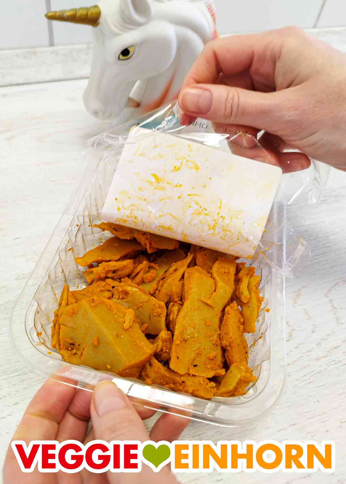 Ich öffne die Packung mit veganem Gyros von Edeka My Veggie. Öffnen der Packung des veganen Gyros von Edeka My Veggie
