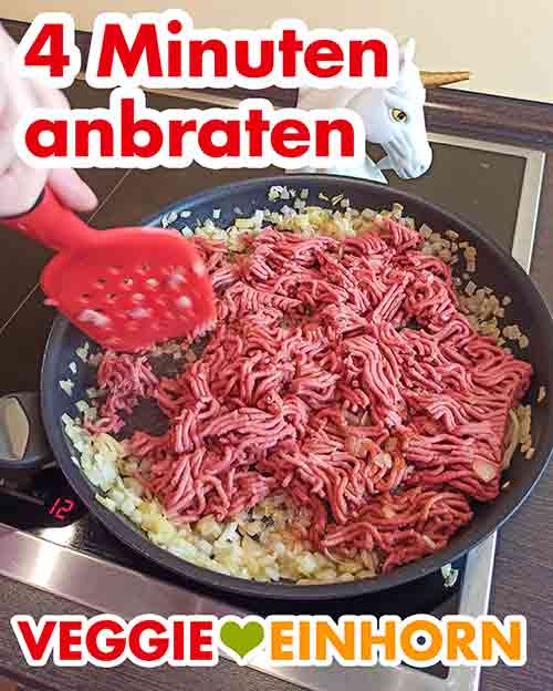 Das vegane Hackfleisch 4 Minuten anbraten. Das vegane Hack wird zusammen mit den Zwiebeln angebraten.