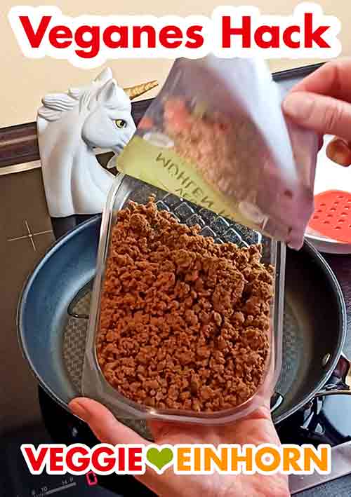 Veganes Hackfleisch von Mühlen Hack Eine Packung veganes Hack wird geöffnet