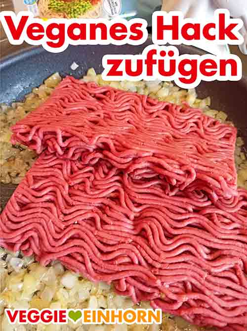 Das vegane Hack zufügen. Pfanne mit Zwiebelwürfeln und veganem Hackfleisch