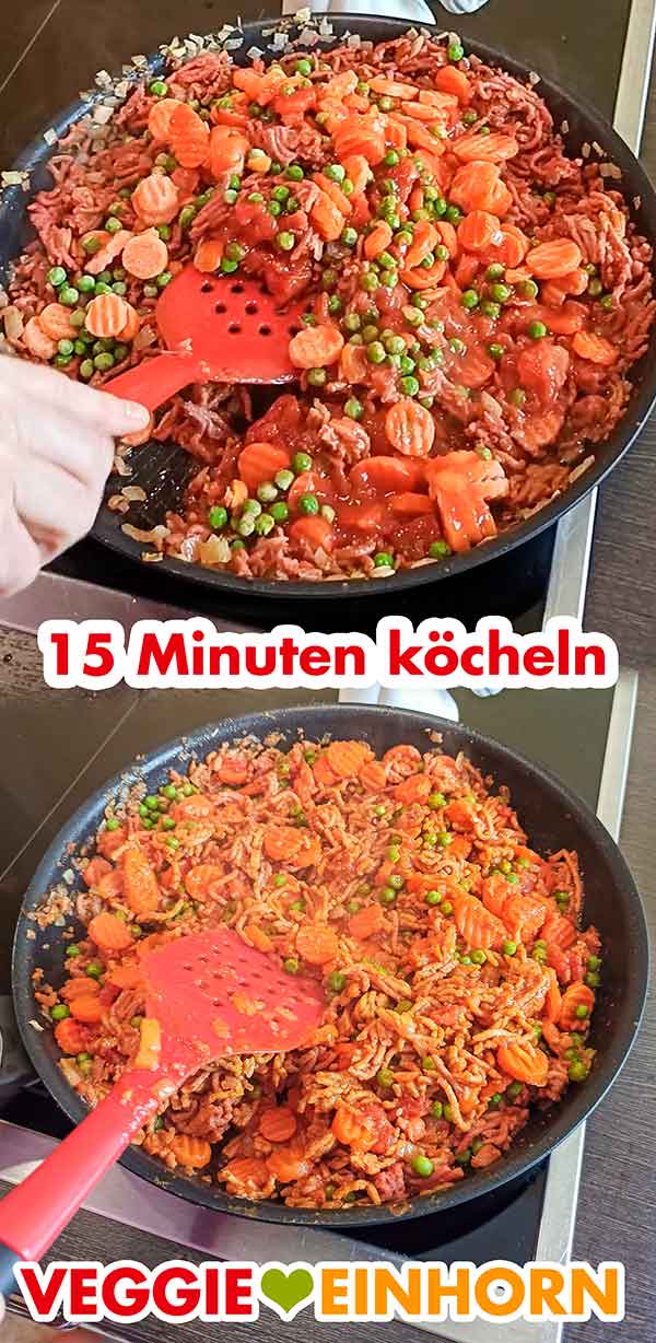 Die Hack-Gemüse-Mischung 15 Minuten köcheln lassen. Das Gemüse mit dem veganen Hack köchelt in der Pfanne