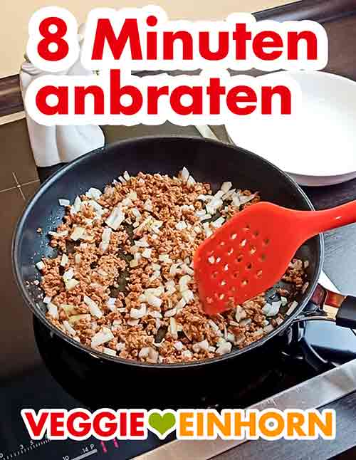 Braten von veganem Hack und Zwiebelwürfeln in der Pfanne Das vegane Hackfleisch und die Zwiebeln anbraten