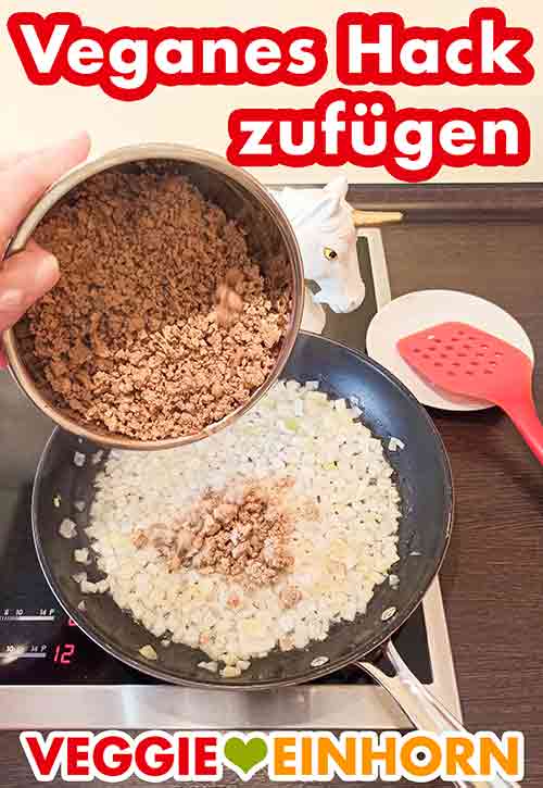 Veganes Hack dazu geben Veganes Hackfleisch in die Pfanne zufügen