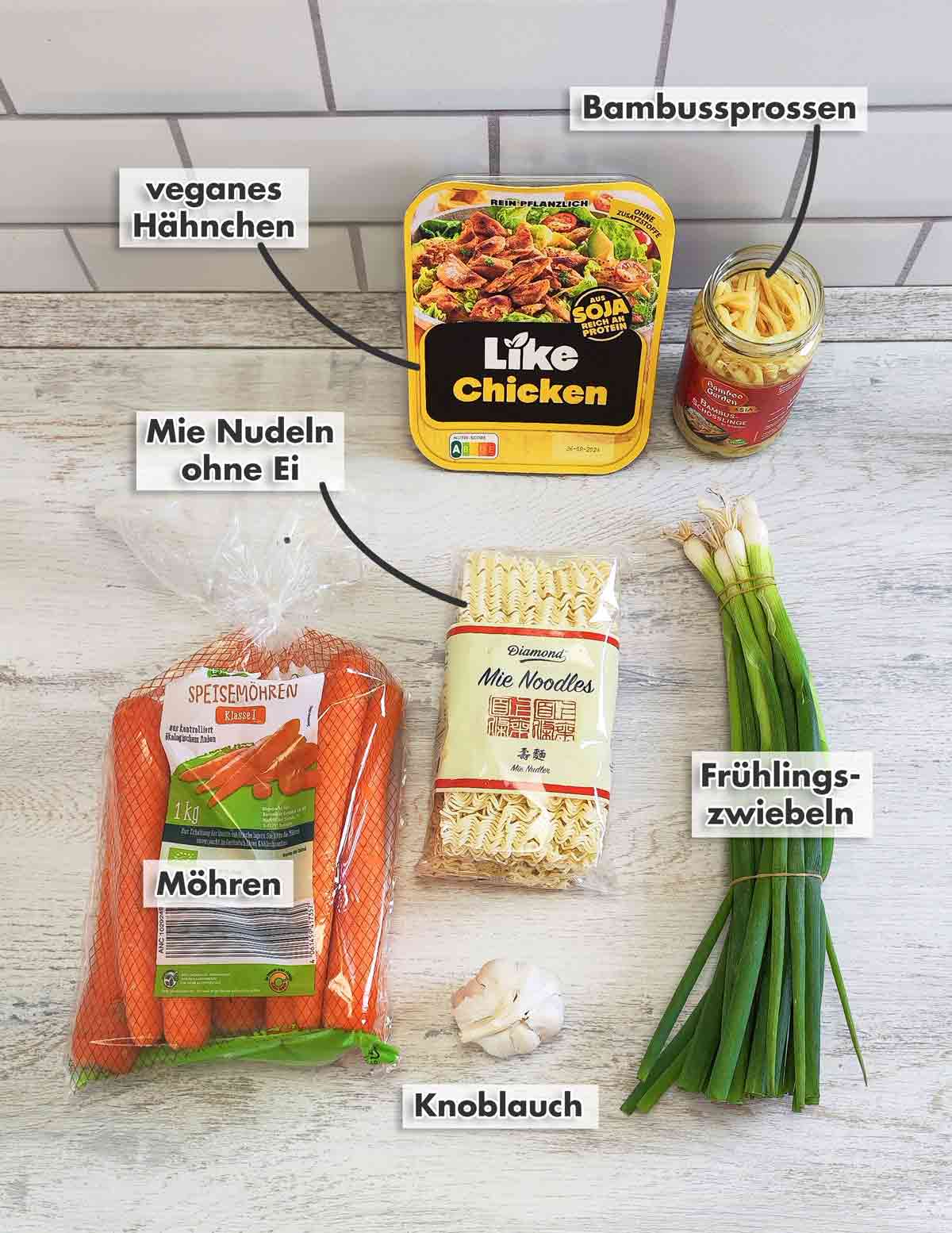 Like Chicken von Like Meat, Bamboo Garden Bambussprossen, Diamond Mie Noodles, Aldi Gut Bio Speisemöhren, eine Knolle Knoblauch, ein Bund Frühlingszwiebeln Veganes Hähnchen, Bambussprossen, Mie Nudeln ohne Ei, Möhren, Knoblauch, Frühlingszwiebeln