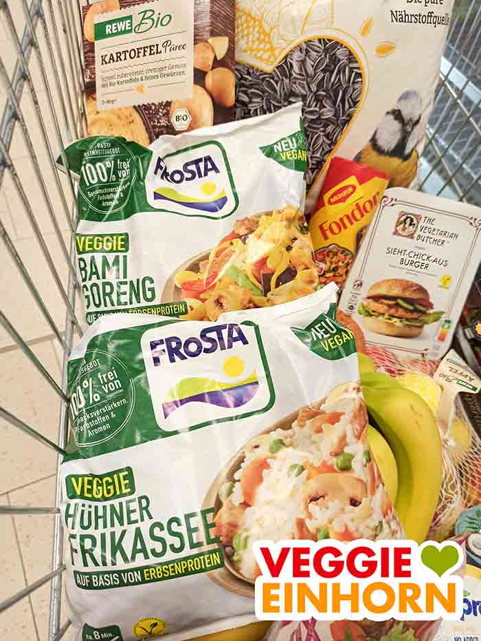 Rewe Einkaufswagen mit veganen Lebensmitteln und Frosta Fertiggerichten Veggie Hühnerfrikassee und Veggie Bami Goreng von Frosta im Einkaufswagen