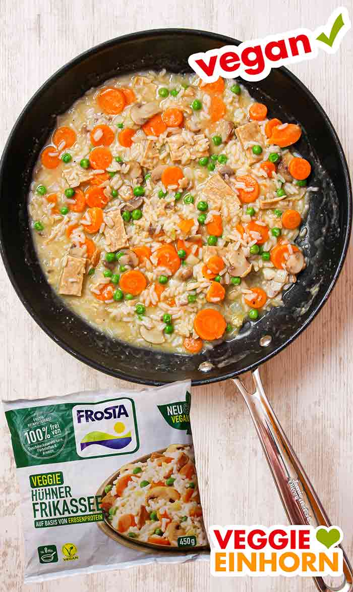 Das vegane Hühnerfrikassee von Frosta in einer Pfanne Fertig zubereitetes Veggie Hühnerfrikassee von Frosta in einer Pfanne