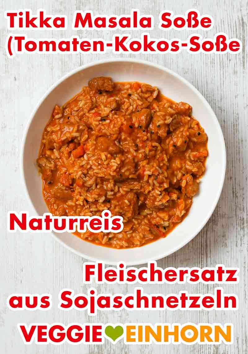 Das Fertiggericht enthält Tomaten-Kokosmilch-Soße, Reis und veganes Fleisch aus Sojaschnetzeln. Veganes Fertiggericht mit Tikka Masala Soße, Naturreis und veganem Fleischersatz