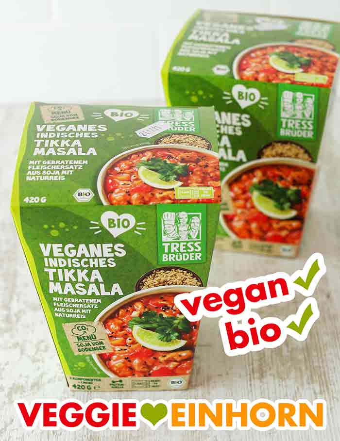 Das vegane Fertiggericht Tikka Masala ist in einer Pappbox verpackt. Zwei Packungen veganes indisches Tikka Masala von TressBrüder