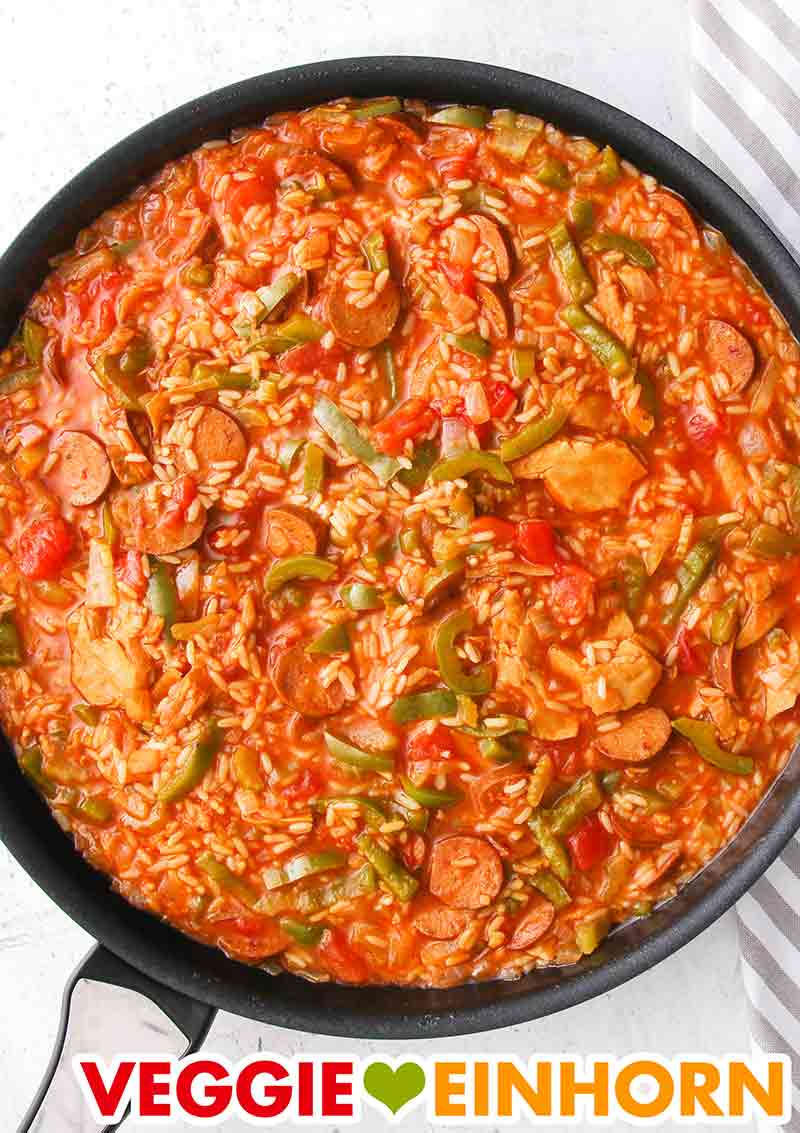 Die Jambalaya enthält veganes Hühnchen und Gemüse. Jambalaya in einer Pfanne
