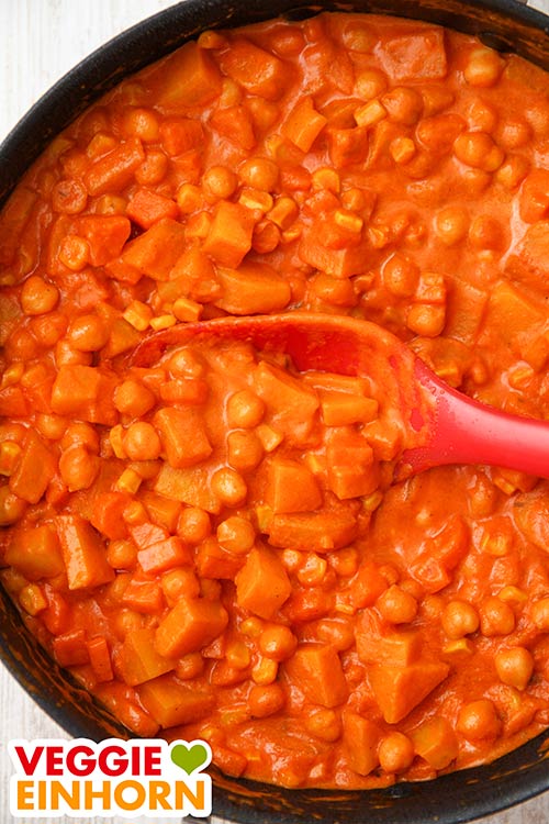 Pfanne mit Kartoffel Kichererbsen Curry