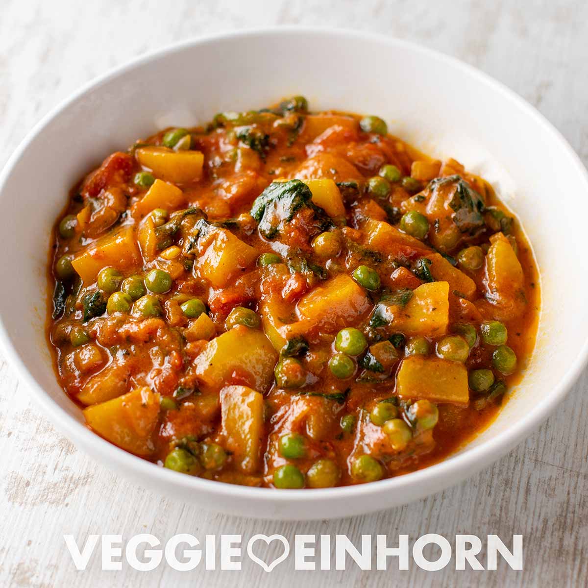 Veganes Kartoffelcurry mit Spinat, Erbsen und Tomaten