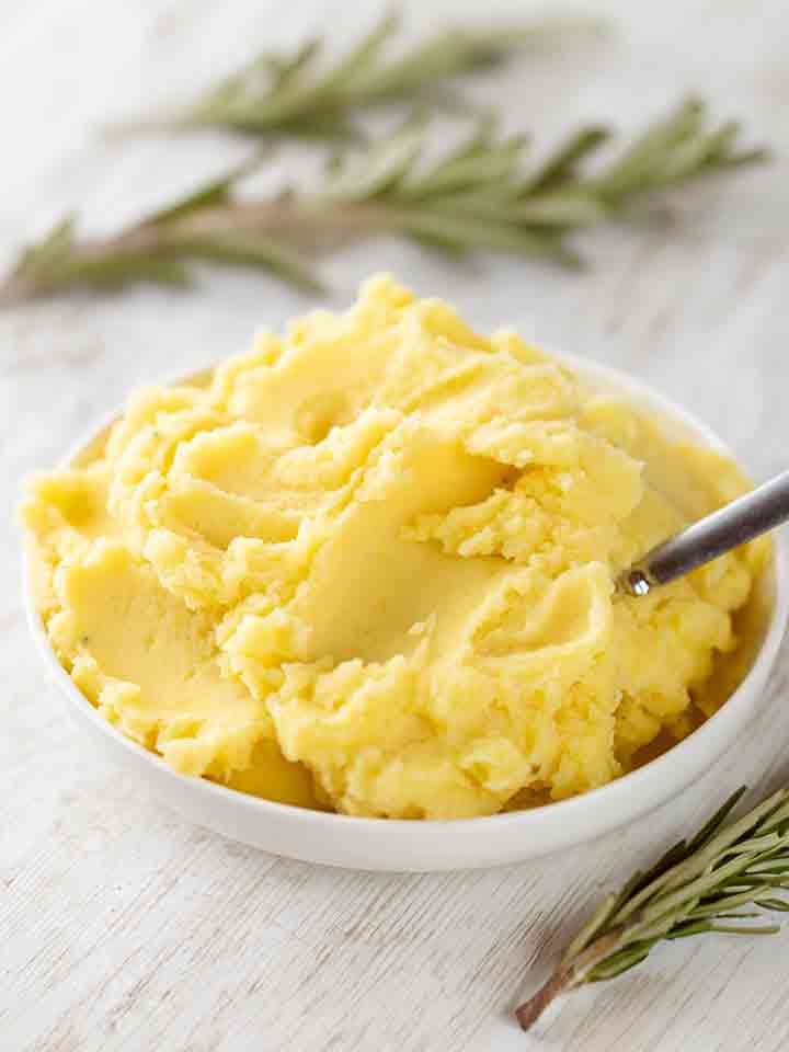 Teller mit veganem Kartoffelpüree mit Rosmarin
