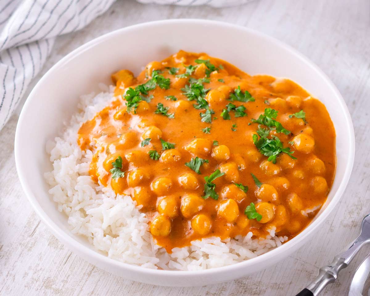 Das Kichererbsen Curry mit Paprikasoße ist vegetarisch und vegan. Schnelles Kichererbsencurry mit Paprika Soße