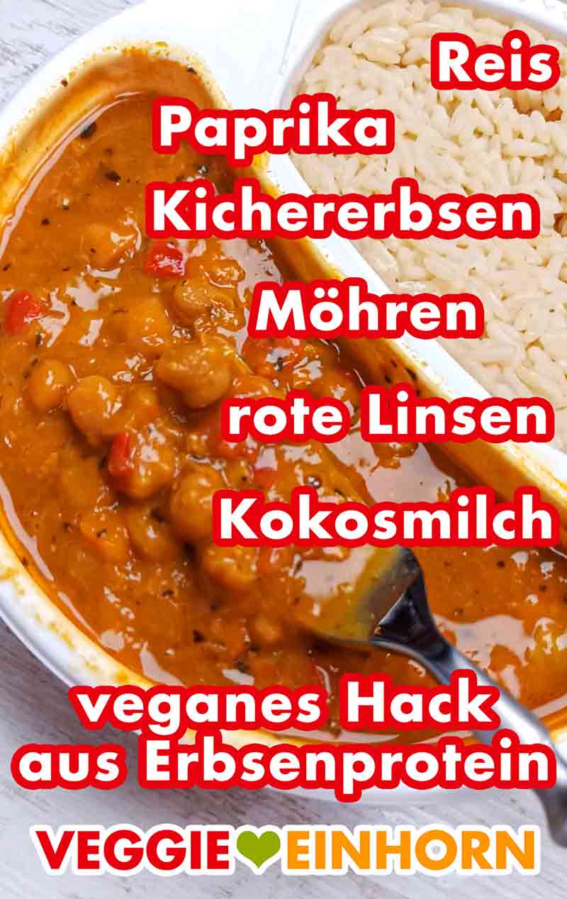 Das vegane Fertiggericht enthält Kichererbsen, Kokosmilch und gelbe Currypaste. Veganes Kichererbsencurry von Du Darfst in der Menüschale
