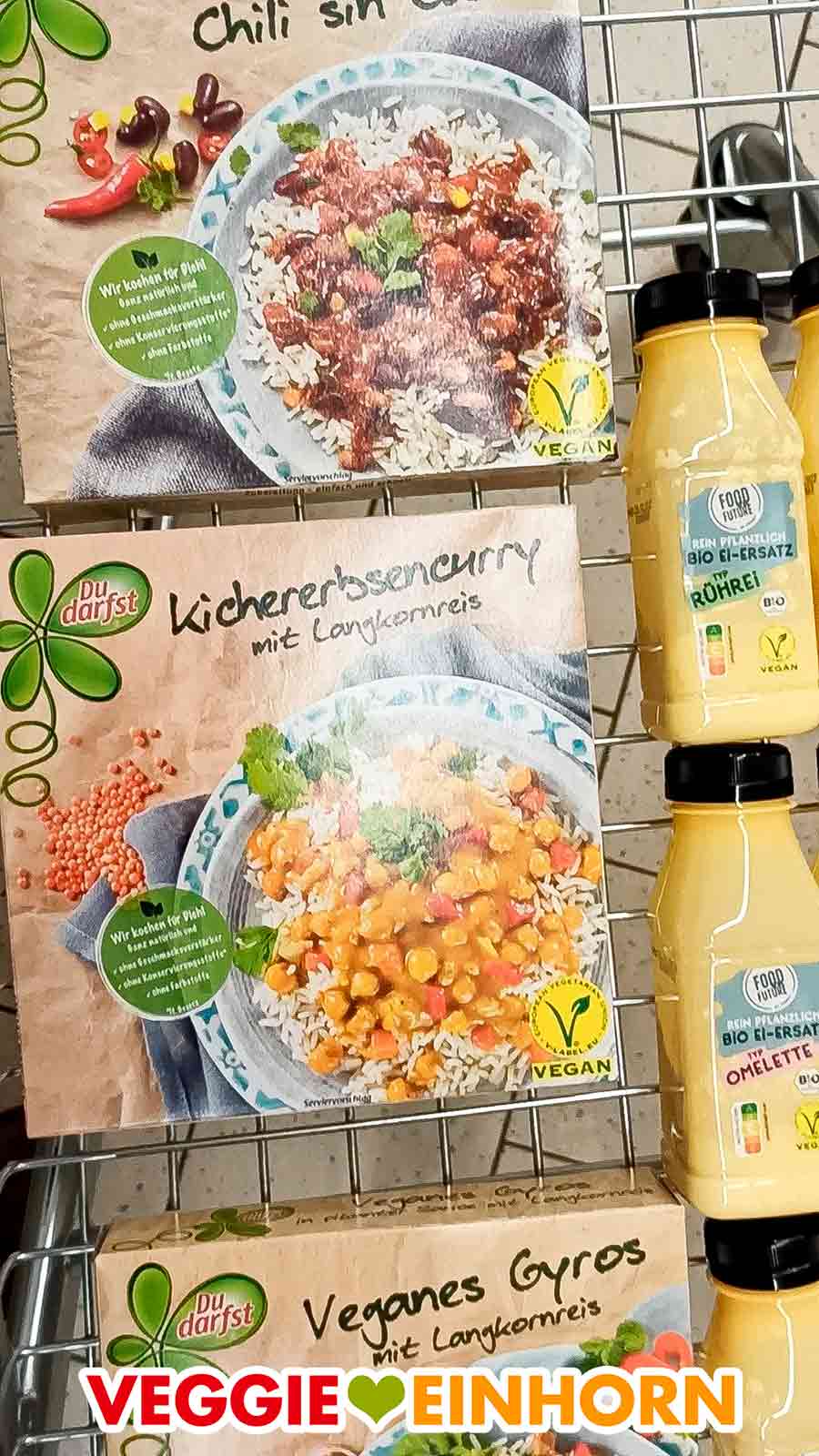 Das vegane Fertiggericht liegt im Einkaufswagen im Supermarkt. Einkaufswagen mit veganem Kichererbsencurry von Du Darfst