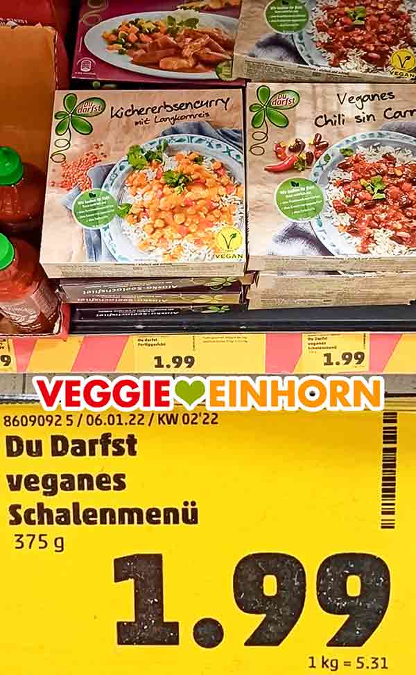 Veganes Schalenmenü von Du Darfst im Supermarkt Veganes Kichererbsencurry von Du Darfst im Regal bei Penny