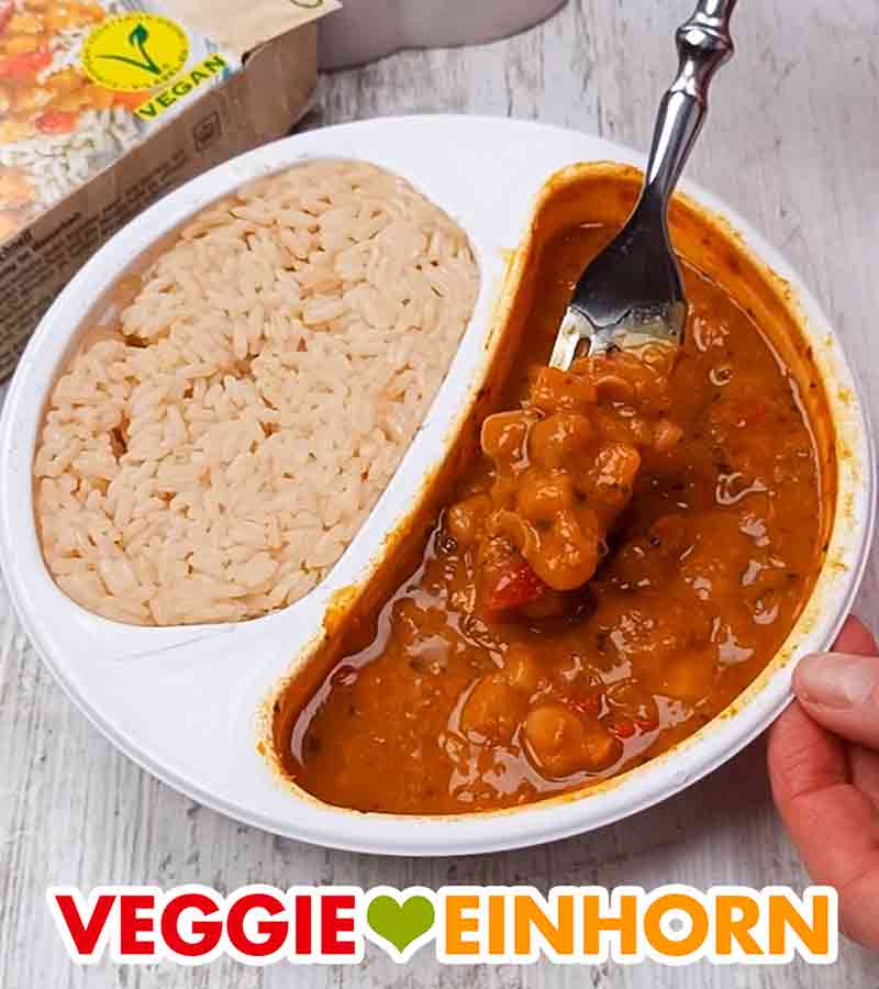 So sieht das Du Darfst Kichererbsencurry auf einer Gabel aus. Das vegane Kichererbsencurry Fertiggericht mit einer Gabel