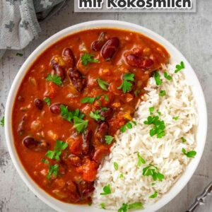 Teller mir einfachem veganen Curry mit Kidneybohnen und Kokosmilch