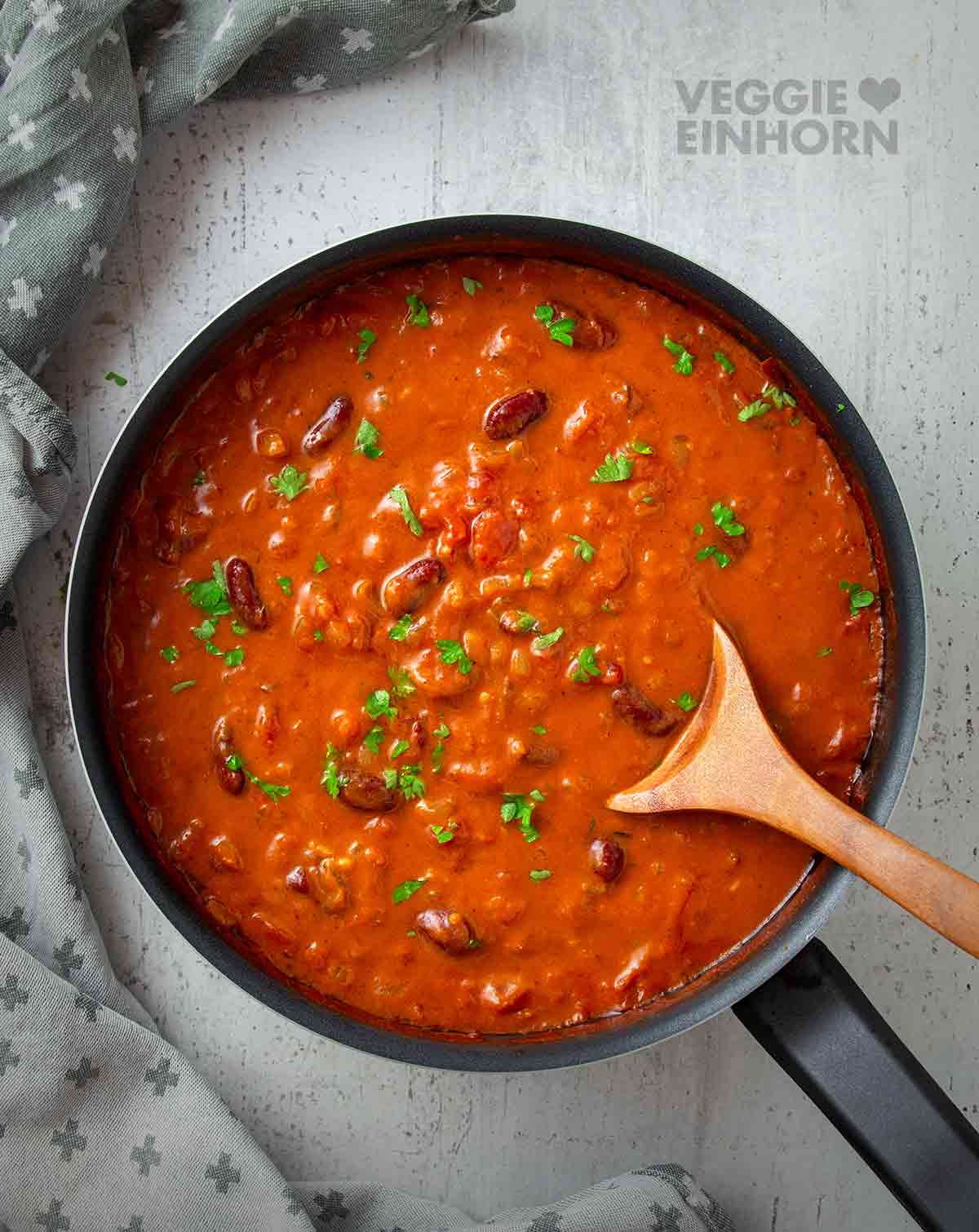 Pfanne mit einfachem Kidneybohnen Curry mit Kokosmilch Veganes Kidneybohnen Curry mit Kokosmilch in einer Pfanne