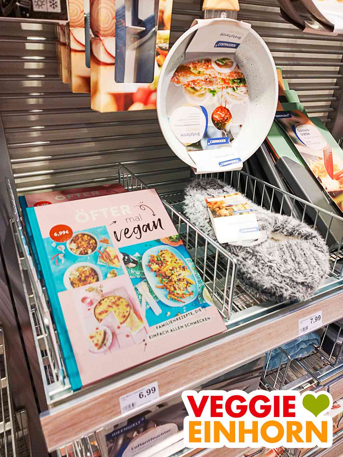 Das Buch Öfter mal vegan von Christina Wiedemann gab es im Angebot bei Rossmann. Regal bei Rossmann mit dem Kochbuch Öfter mal vegan