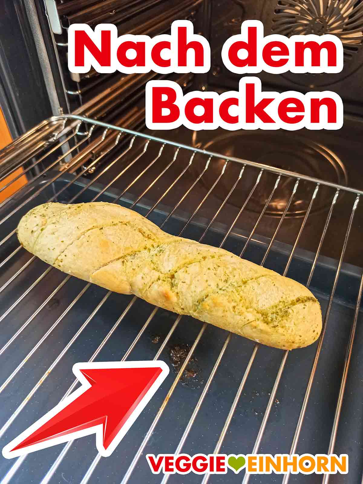 Fertig gebackenes veganes Kräuterbaguette von Food for Future Das vegane Kräuterbaguette von Penny auf dem Backofenrost nach dem Backen
