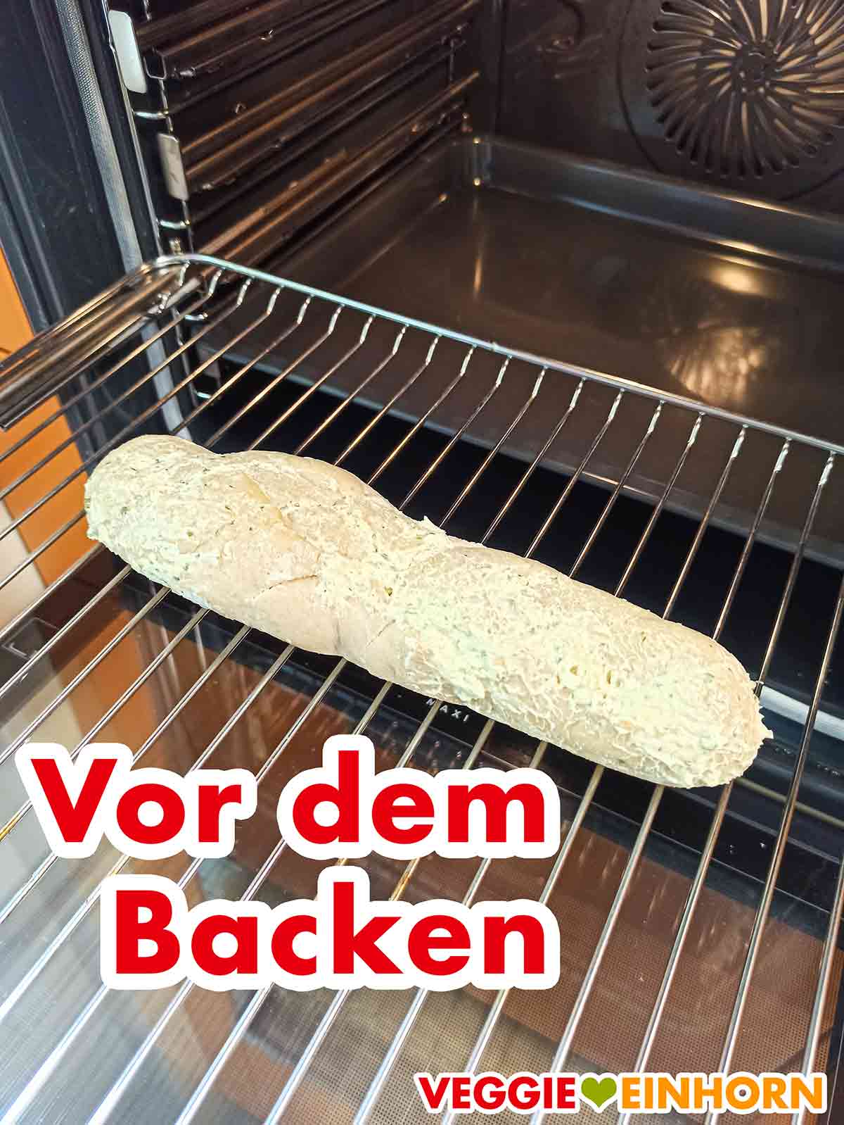 Das vegane Kräuterbaguette von Penny Food for Future vor dem Backen Das vegane Kräuterbaguette von Penny auf dem Rost des Backofens vor dem Backen