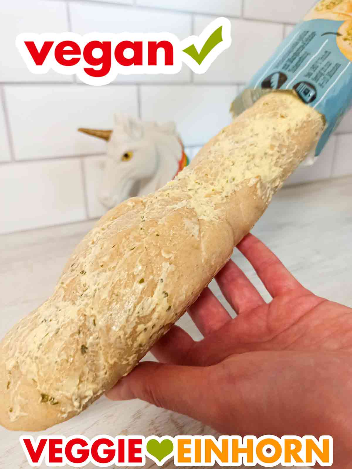 So sieht das vegane Kräuterbaguette von Penny Food for Future aus. Auspacken des veganen Kräuterbaguettes von Penny