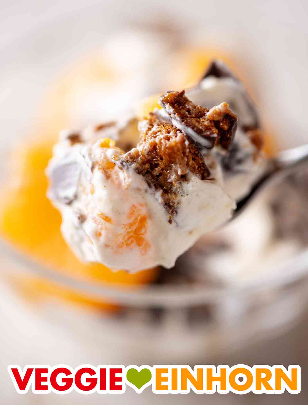 Man sieht schon, wie lecker das Dessert ist. Dessertlöffel mit veganem Weihnachtsnachtisch mit Lebkuchen und Mandarinen
