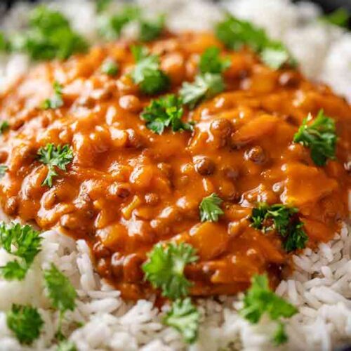 Nahaufnahme von veganem Linsencurry mit Currypaste und Möhren