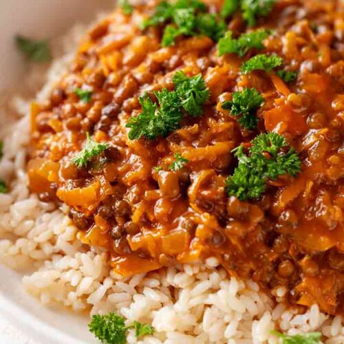 Nahaufnahme von Linsencurry mit Kürbis