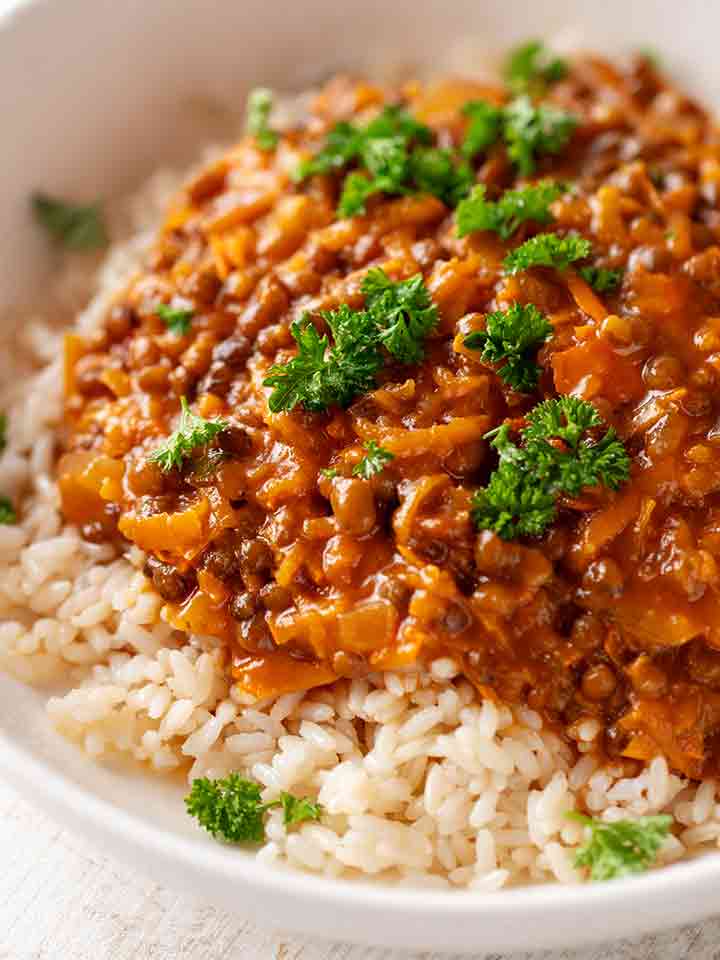 Nahaufnahme von Linsencurry mit Kürbis