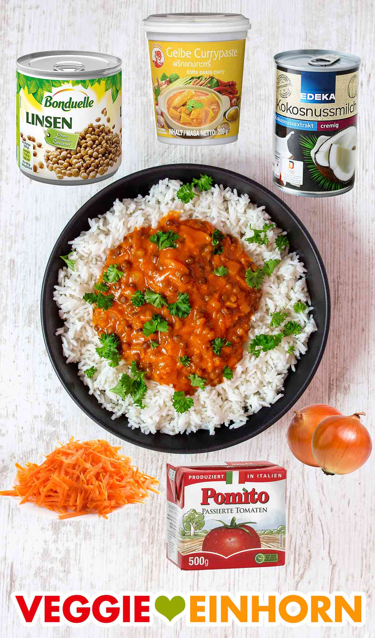 Das schnelle Linsen Curry Rezept ist vegetarisch und vegan. Veganes Linsencurry mit Currypaste und Möhren auf einem Teller mit Reis