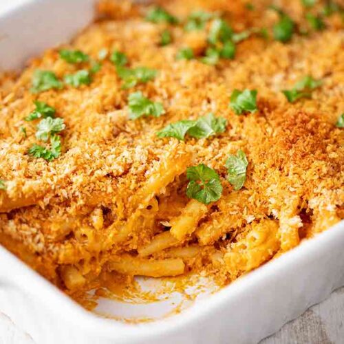 Auflaufform mit veganem Mac and Cheese mit Pankomehl