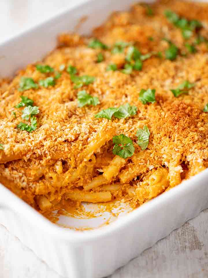 Auflaufform mit veganem Mac and Cheese mit Pankomehl