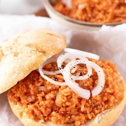 Veganes Mett auf einem Brötchen