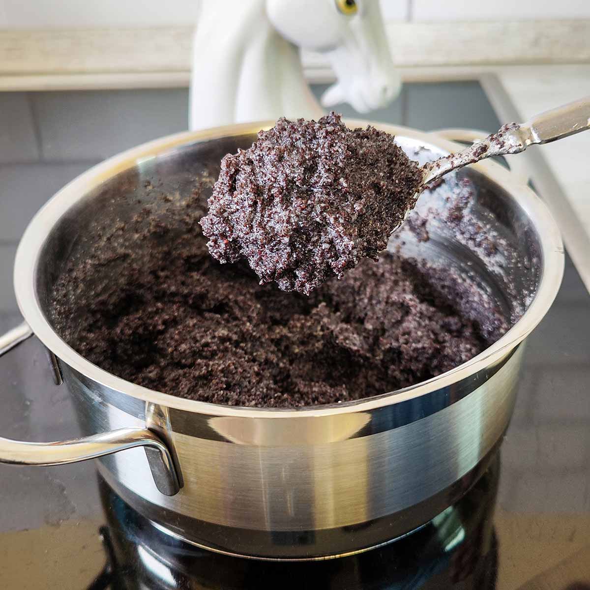 Selbst gemachtes veganes Mohnback in einem Topf