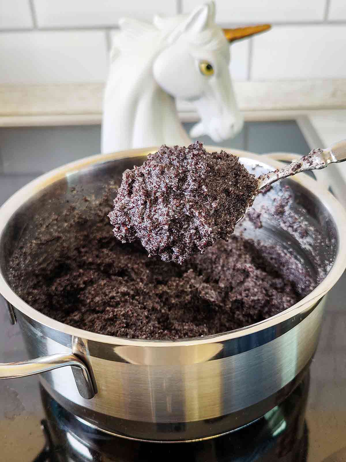 Topf mit selbst gemachtem veganen Mohnback mit Grieß