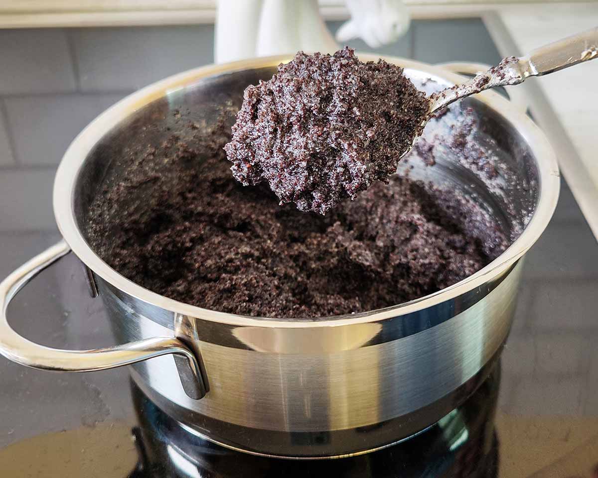 Vegane Mohnfüllung selber machen mit gemahlenem Mohn und Weichweizengrieß Selbst gemachtes veganes Mohnback mit Grieß