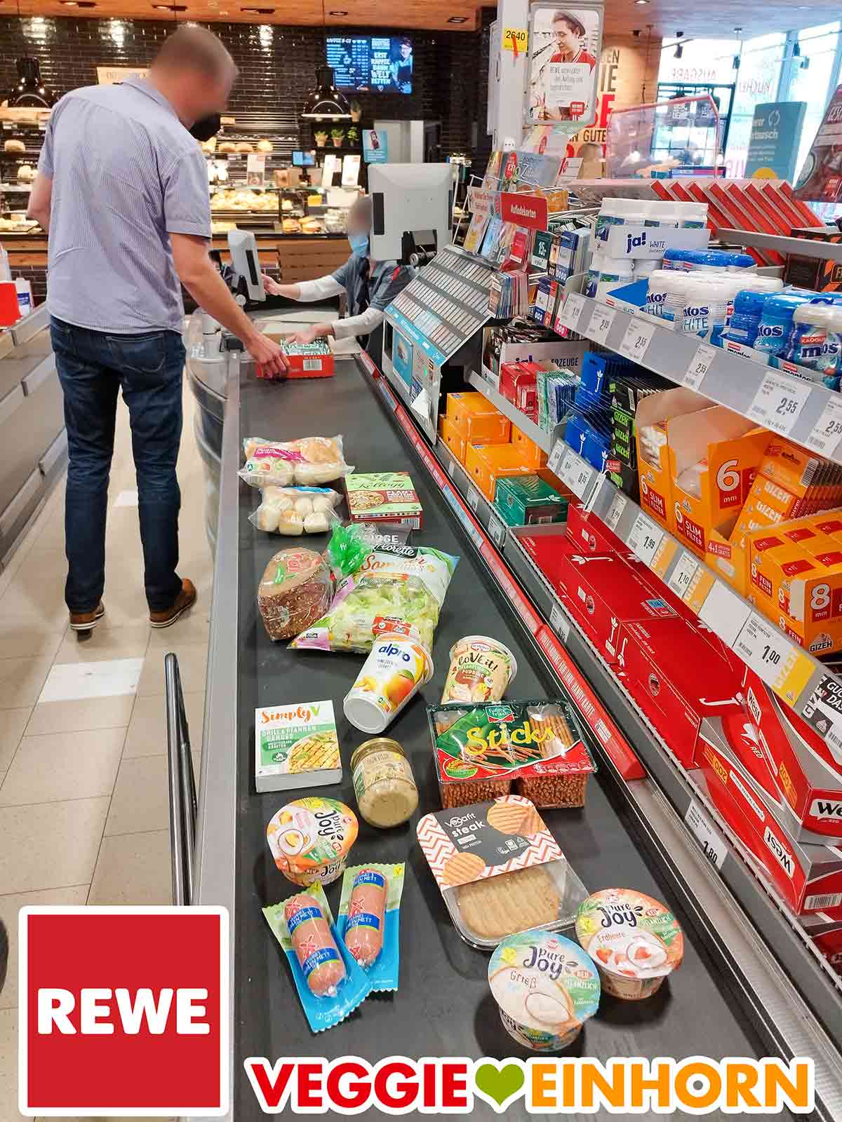 Ich habe das vegane Mett von Rügenwalder bei Rewe gekauft. Veganes Mühlen Mett und andere vegane Lebensmittel an der Kasse bei Rewe