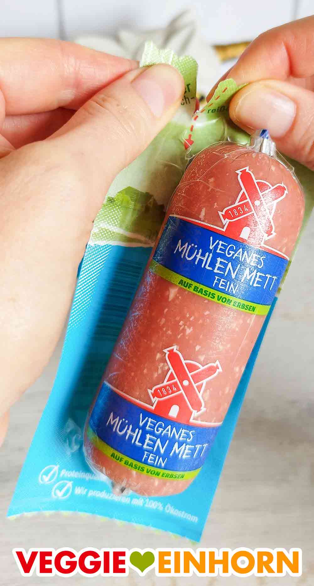 Die Verpackung des veganen Mühlen Metts wird geöffnet. Öffnen der Packung des veganen Metts von Rügenwalder