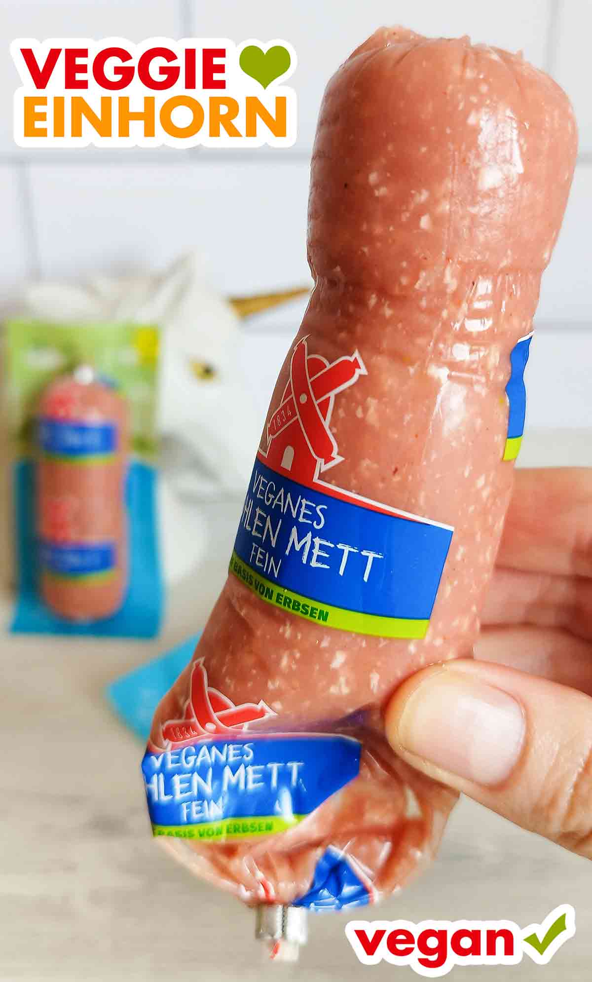 Das vegane Mett von Rügenwalder ist ein feines Zwiebelmett ohne Fleisch. Veganes Mühlen Mett Fein in der Wursthülle